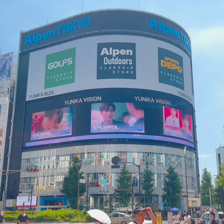 【BUS KHUNPOL】東京 新宿ユニカビジョン 推し広告事例（2025/8）
