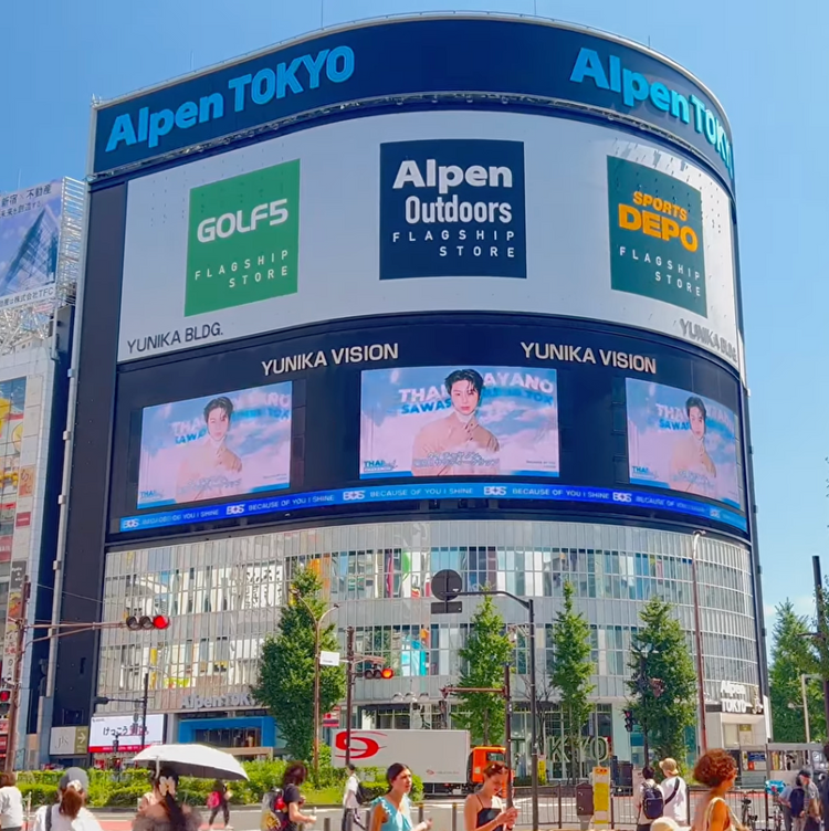 【BUS THAI】東京 新宿ユニカビジョン 推し広告事例（2025/8）