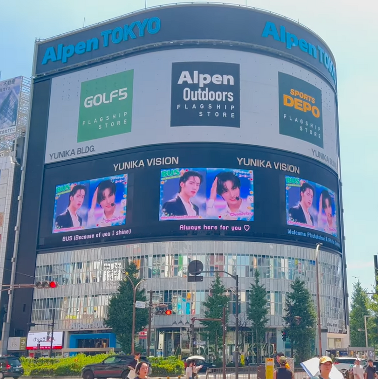 【BUS PHUTATCHAI＆AA】東京 新宿ユニカビジョン 推し広告事例（2025/8）
