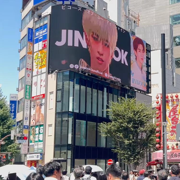 [BUS JINWOOK] Shinjuku Cross Shinjuku Vision push advertisement example (2025/8)