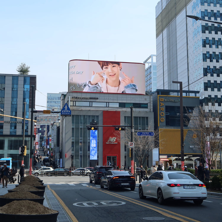 【BTS SUGA】江南駅 キュジョンビル電光板 推し広告事例（2025/03）