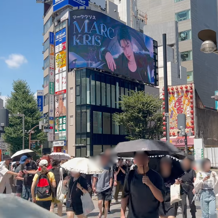 [BUS MARCKRIS] Shinjuku Cross Shinjuku Vision push advertisement example (2025/8)