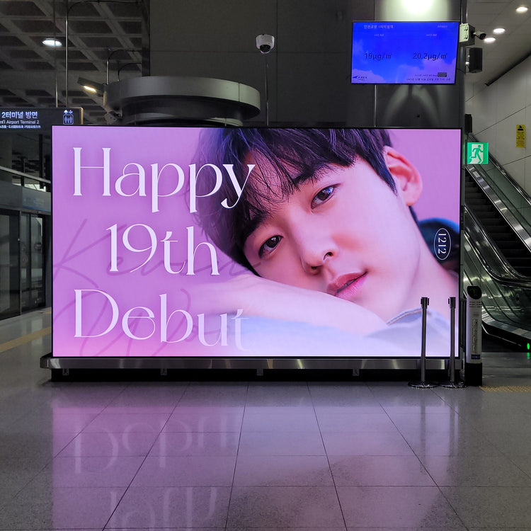 【UKISS・UX1 Kevin Woo】仁川空港T1駅 デジタルサイネージ 推し広告事例（2025/12）