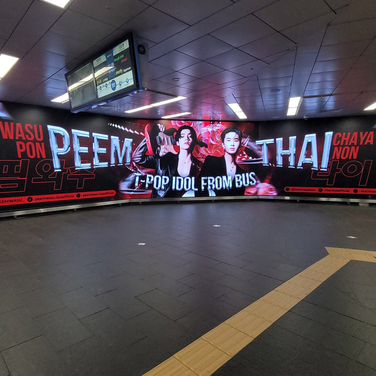 [BUS PEEMWASU&THAI] 弘益大学站数字标牌 应援广告案例研究（2026/02）