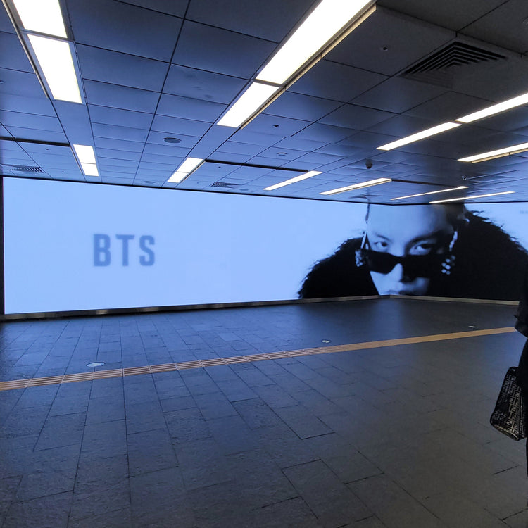 【BTS ジミン】弘大入口駅 デジタルサイネージ 推し広告事例（2026/10）